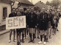 Průvod oddílu skautů z Týnce nad Labem, 1946                               