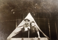 Pamětník (vlevo) na skautském táboře v Lovětíně, 1947
