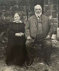 Prarodiče Václava Nehasila z matčiny strany – Matěj Rambousek, řídící učitel na evangelické škole, a Anna Rambousková, konec 30. let