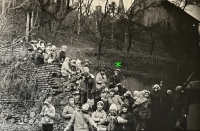 Václav Nehasil (označen hvězdičkou) s pionýrským oddílem na výletě, 1975