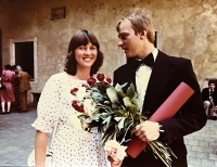 S budoucí ženou Jitkou Snopovou, doktorská promoce, 1982