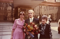 S budoucí ženou Jitkou Snopovou a matkou Jaroslavou Nehasilovou, promoce po vysoké škole, 1981