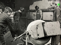 Václav Nehasil při stavbě klubovny, 1987