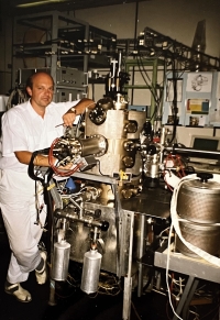 U spektrometru v laboratoři, 2000