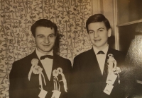 Jan Palach (vlevo) se spolužákem na maturitním plese