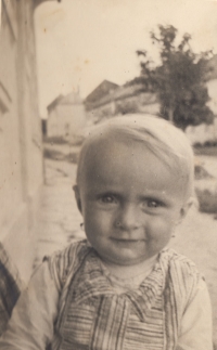 Jana Mičánková, rozená  Kovářová, Rataje, květen 1946