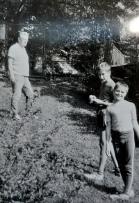 Jaromír Wolf, otec pamětníka, se syny na zahradě