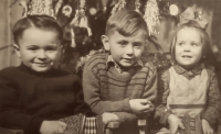Helena Kavková s bratrem Karlem a Jeníkem Palachem (vlevo), Vánoce 1951