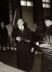 Jiří Wolf promoce na Univerzitě Jana Evangelisty Purkyně, Brno, 1976