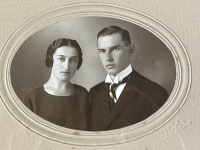 Prarodiče z matčiny strany, Jindřiška a Břetislav Eichlerovi. Legionář Břetislav Eichler uprchl z ruského zajetí