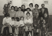 Kolektiv pracovníků kravína s dětmi z dětského domova Dolní Čermná, Anna sedí dole uprostřed, 1976