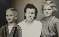 Ludmila Slavická s dětmi Jiřím a Eliškou