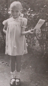 Marie Šolleová v roce 1942 (v první třídě základní školy)