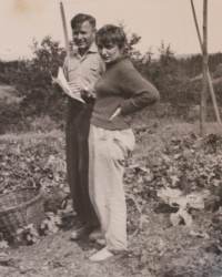 Marie Šolleová s kolegou z pedagogického sboru, Rakovník, počátek šedesátých let