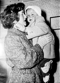 Maminka pamětníka Alena Jirásková, rozená Eichlerová, s ročním Janem v náručí