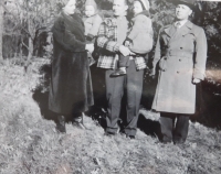 Otec Alois Slavický s rodinou Pravomila Raichla v roce 1955 v USA