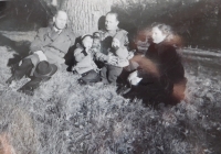 Otec Alois Slavický s rodinou Pravomila Raichla v roce 1955 v USA