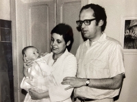 S manželem Milošem a synem Tomášem, Praha, 1974