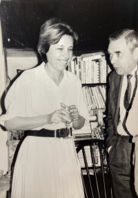 S rodinným přítelem Lubošem, Praha, 1990