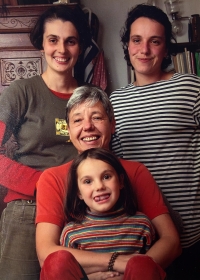 S vnučkou Rachel, dcerou Zuzanou a snachou Martinou, Praha, 2004