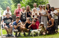 Helena Pojarová (čtvrtá zprava) s rodinou ve Vrchovanech, 2016