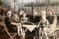 Na zahradě ve Strašnicích. Třetí zleva matka Emanuela, čtvrtá pamětnice, pátá babička z matčiny strany Emanuela Škrábková, šestá babička z otcovy strany Božena Weichetová, asi 1949