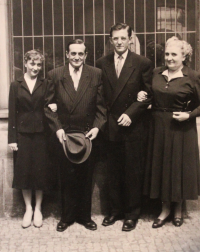 Marie Šolleová (Wiesnerová mladší), Eduard Wiesner starší, Eduard Wiesner mladší, Marie Wiesnerová starší - na promoci lékaře Eduarda Wiesnera mladšího v roce 1956 