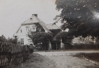 Rodinná vila v Bernarticích, kterou jim zabavil stát