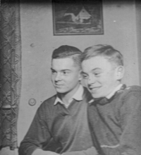 Přemysl Sobotka (vpravo)  s bratrem, 1956 