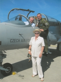 S manželkou během leteckého dne v Hradci Králové, 2012