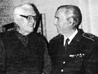 Ignác Syrovátka jako štábní kapitán (vpravo) se svým bratrem Karlem, 1945