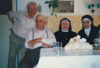 Tety Marta Venclová (sr. Maxensie) zcela vpravo a Anna Venclová (sr. Josefa), kolem roku 2000