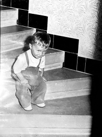 Na schodech v rodném domě v Rychnově nad Kněžnou, 2. polovina 50. let