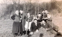 Ve státním statku ve Vojtovicích. Druhá zleva matka Ludmila Slavická