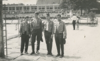 Vojáci posádky Pohodlí kolem roku 1967 na koupališti