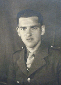 Pamětník ve vojenské uniformě, 40. léta