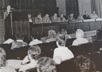 Závěrečné setkání Občanského fóra na VŠZ v aule 13. června 1990, které se konalo jen pár dní po prvních svobodných volbách, v nichž Občanské fórum jednoznačně zvítězilo