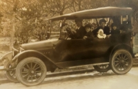 Maminka pamětnice (miminko) s rodiči a sourozenci v rodinném automobilu v Clevelandu před odjezdem do Československa v roce 1920