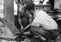 Emil Drastík (v košili) zaměstnaný jako montér