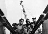 Emil Drastík (druhý zprava) zaměstnaný jako montér