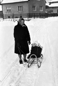 Manželka Helena Drastíková s dcerou Lenkou, 1965