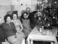 Vánoce v Kobeřicích, třetí zleva manželka Helena Drastíková