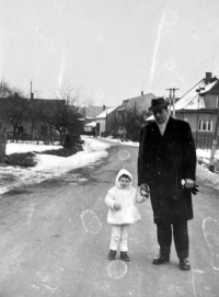 Emil Drastík s dcerou Lenkou na ulici v Kobeřicích