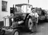 Emil Drastík se svým traktorem Zetor 25, na valníku historická mlátička, dožínky v Bolaticích asi v roce 2005