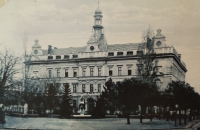 Gymnázium v Holešově, na kterém studovali oba rodiče pamětnice, a kde později učil její bratr