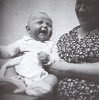 Pamětník s maminkou kolem roku 1948