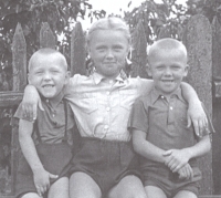 Sourozenci Jan, Marie a Karel Krylovi na prázdninách ve Frýdku-Místku