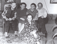 Sourozenci Krylovi s rodiči v Novém Jičíně (pamětník vlevo)