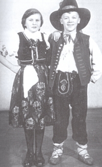 Bratr pamětníka Karel s Evou Kopřivovou v souboru Javorníček v roce 1958