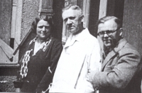 Otec a dědeček pamětníka, knihtiskaři Karel nejstarší a Karel starší Krylovi (konec 30. let)